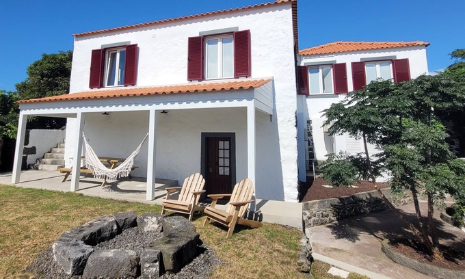 Madalena Villa | Jardim das Camélias (garden overlooking Pico Mountain)