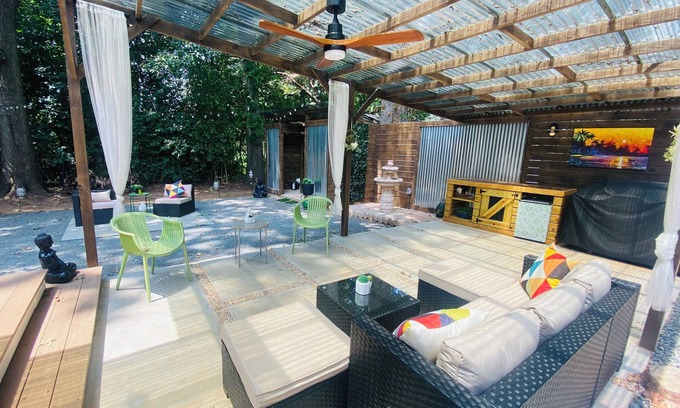 Prosperity Church Road Maison | Jardin Encantando ~15 min to uptown, double master bedrooms