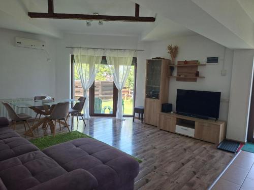 Balotesti Maison | Jardin Maison - Therme- self access