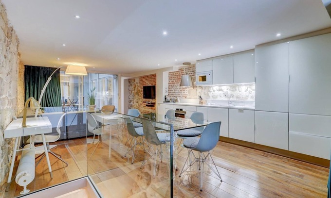 Quartier Sainte-Avoye Appartement | Jardin Prive - Gorgeous 3 Bed House in Le Marais