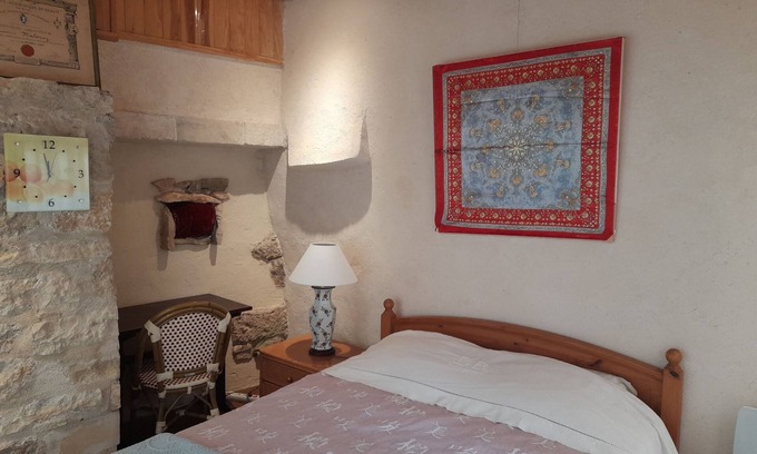 Carennac Lit Et Petit-Déjeuner | sur JARDIN - Cour du PRIEURE -Climat. - chambre avec attenant son patio + SPA
