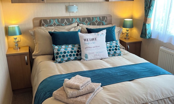 Hamworthy Maison | Jasmine 2-bedroom dog-friendly caravan + sea view on Rockley Park, Poole Harbour