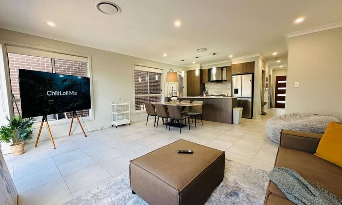 Bardia Maison | JC House - 4 Br, AC & Wi-Fi Close Coles & Train