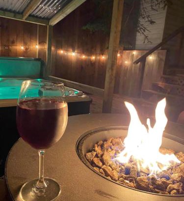 Lewisporte Maison | Jeans Place A Hot tub Oasis