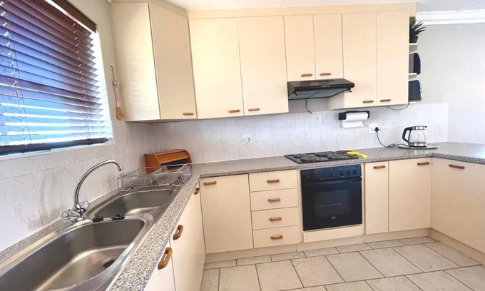 Jeffreys Bay Appartement | JEFFREYS BAY!!! CLOSE TO POPULAR BLUE FLAG STATUS BEACH!!