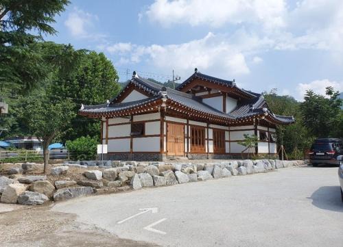 Kaeksa Maison | Jeonju Hanok Maeul Daeseung Jeongdam Hanok Dockchae Pension