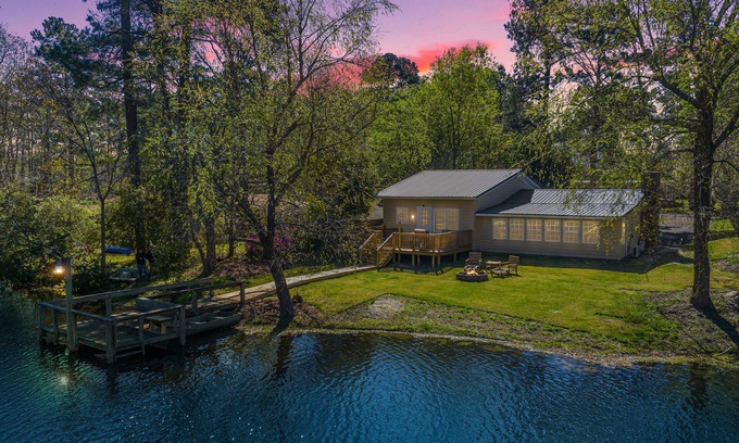 Manning Maison | Jewel on the Lake - Relaxing Lakefront Home