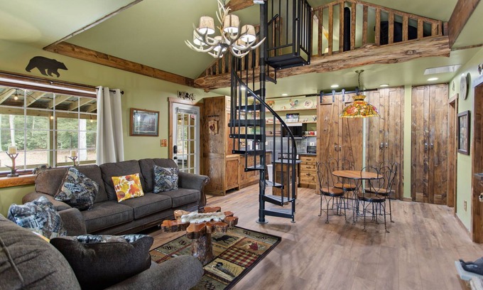Jim Thorpe Cabine | Rustic Cabin With Hot Tub, EV Charger, BBQ Grill & Outdoor Games!