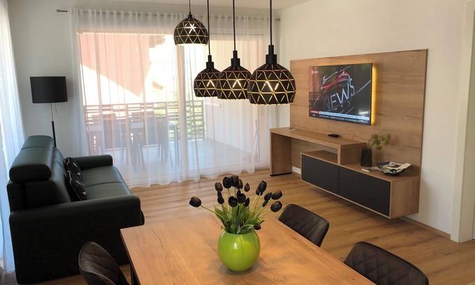Lagundo Appartement | "Appartement en ville JJ" avec terrasse couverte privée et garage