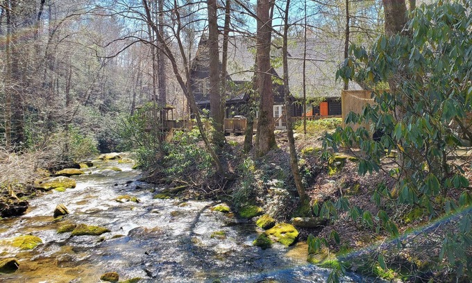 Rocky Bottom Maison | Jocassee Gorge Mountain Lodge on creek-Waterfront