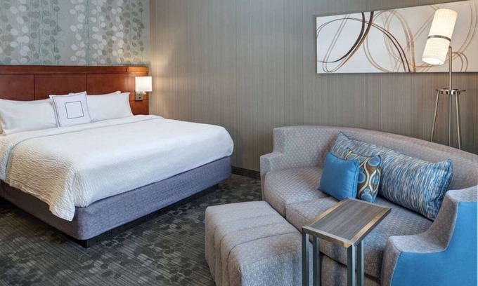 Brookfield Hôtel | Jogging and Walking in Lamplighter Park! Indoor Swimming Pool , Pets Allowed!