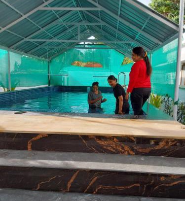 Sea View Ward Maison | Johnson's Homestay With Pool & Ecohouseboat near town beach