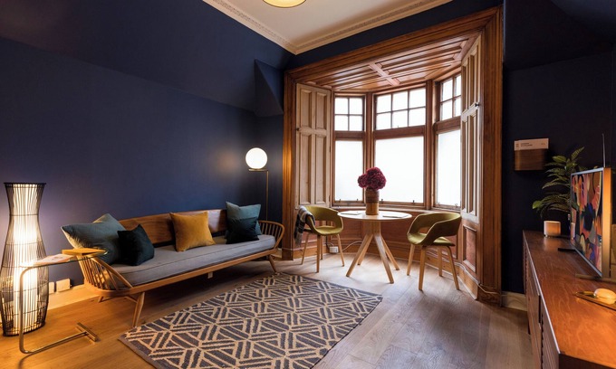 West End Maison | JOIVY Contemporary Cottage with Parking