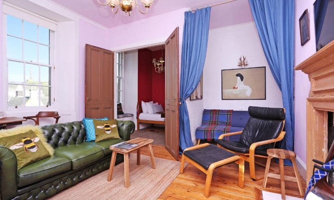 Old Town Appartement | JOIVY Iconic Colorful Home on the Royal Mile