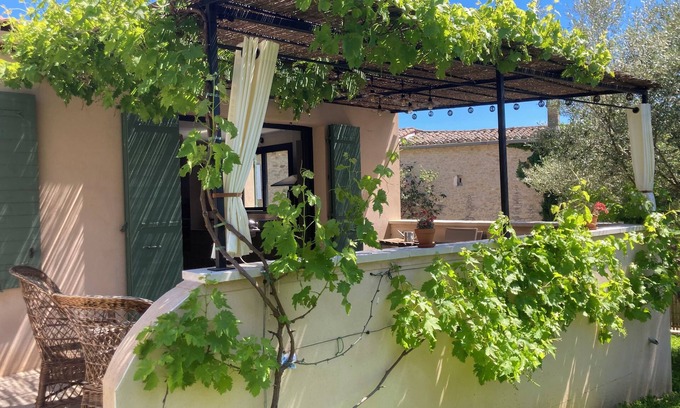 Vallabrix Maison | Joli Gîte 4 , Accessible PMR Près D'uzès, du Pont du Gard, et du Musée Haribo