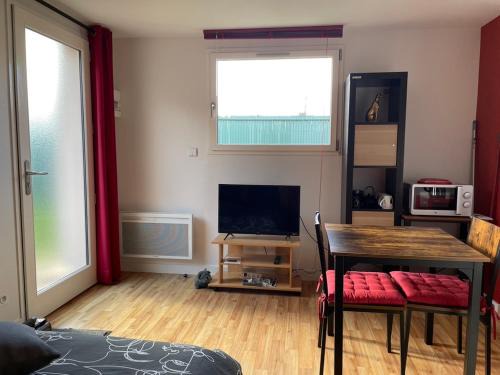 Menneval Appartement | Joli petit STUDIO 1