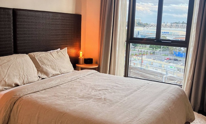 East Melbourne Appartement | Jolimont Views - Centrally located top floor apt overlooking MCG/Rod Laver