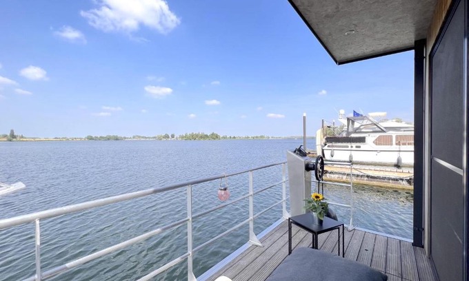 Maasbommel Maison | Jopies Houseboat