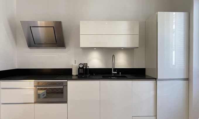 Cannes City Centre Appartement | Josefin - Modern studio downtown, 3 minutes from the Croisette and beaches
