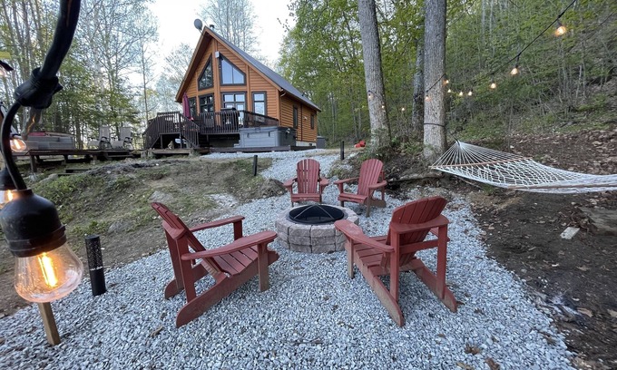 Bowman Chalet De Ski | Joy's Chalet - Hottub, Lake, and Cliff