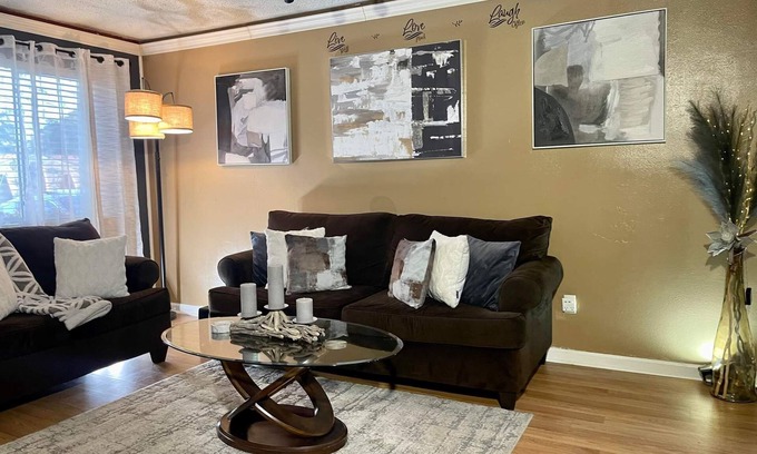 Shreveport Maison | Joyful 3 bedroom with fireplace. Centralized location