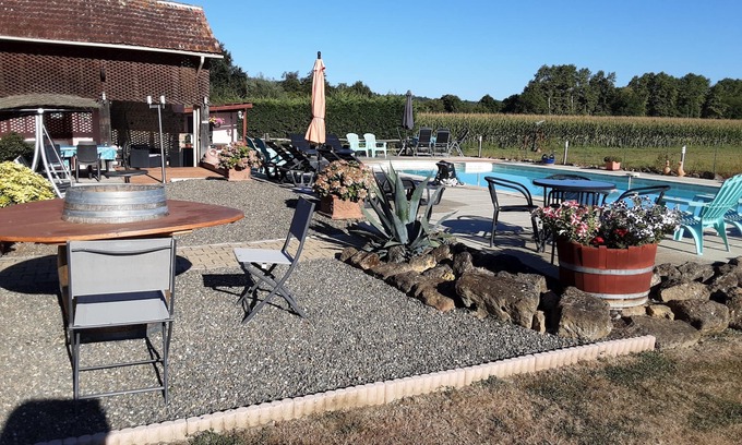 Larreule Cottage | JULIETTE - magnifiquement restauré grange avec une grande piscine et vue sur la montagne