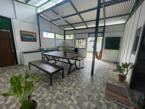 Golfito Maison | Jungle Container Escape