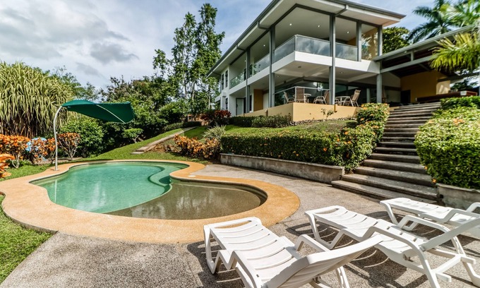 Tarcoles Maison | Jungle dog-friendly home with ocean views from the pool, gas grill & pool table