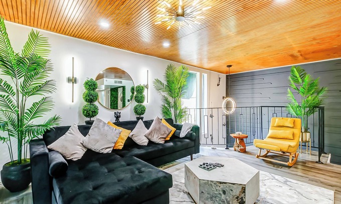 Montrose Maison | Jungle Midtown Oasis