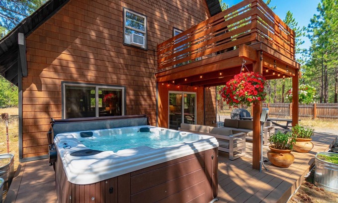 Sisters Cabine | Juniper and Pine - A Dog-Friendly Cabin w/Fenced Yard in Sisters, OR