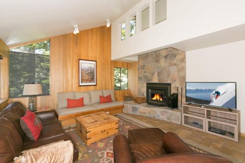 Alpine Meadows Maison | Juniper at Alpine - Private Hot tub, Pet Friendly & Free Shuttle to Slopes