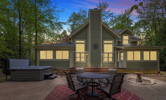 Shorewood-Tower Hills-Harbert Maison | Juniper Presents: Harbor Ctry-Gorgeous Cape Cod Home-1.7 wooded acres w/ hot tub