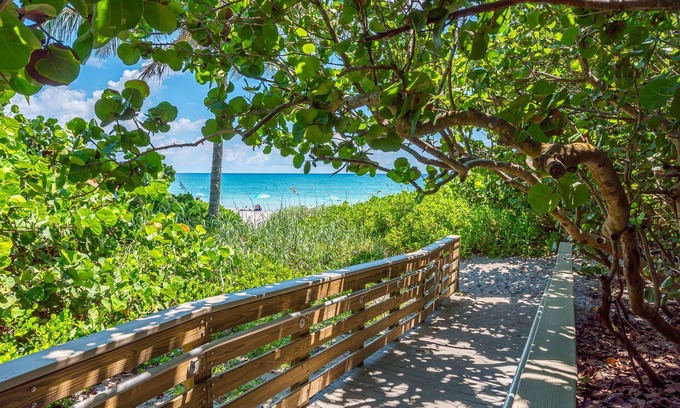Juno Beach Copropriété | Juno Beach Landings 3 | Bungalow on the Beach!