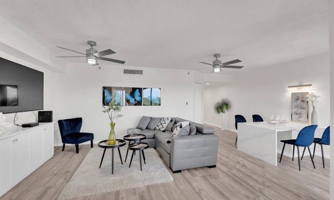 Sea Palms Copropriété | Jupiter Bay Resort Condo, steps to the beach! Comfortably sleeps family of 4!