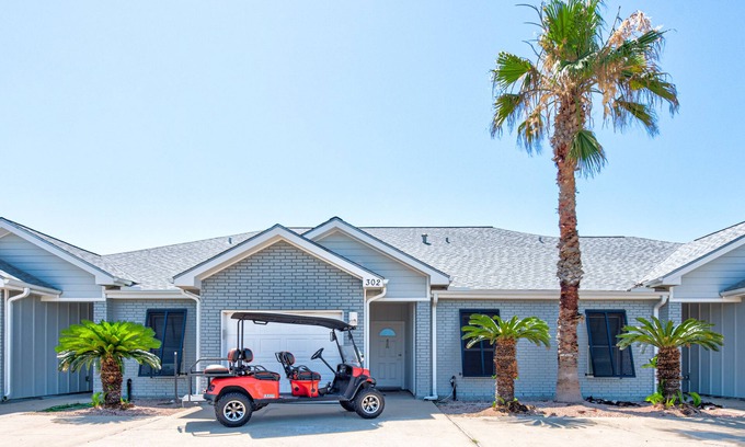 Safe Harbor Copropriété | Just a few blocks from the beach with a community pool. Sleeps 8!