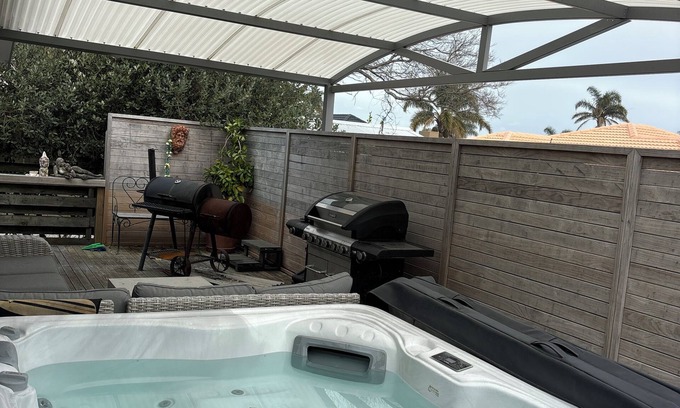 Papamoa Beach Maison | Just a walk away from the beach! and local restaurants and bars.