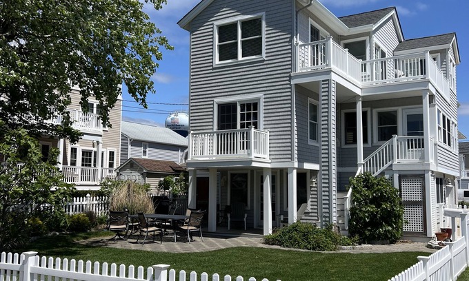 Beach Haven Terrace Maison | Just Beachy - Updated, Oceanside Home, 3 min walk to the beach, close to it all!