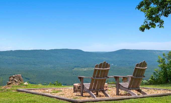 Mentone Cabine | Just Bluffin’ at Mentone-Hot tub for two w/brow views!