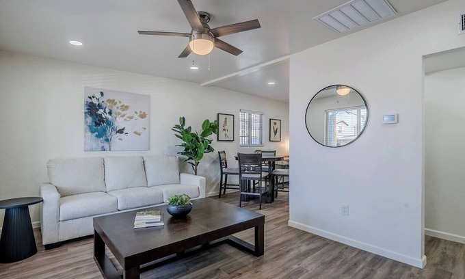 Tucson Appartement | Just down the street from the University of Arizona this 1 bedroom 1 bathroom is fully remodeled with your own dedicated electric vehicle charger .
