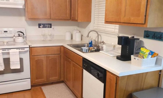 Madison Maison | Just Like Home 3-bedroom house in wonderful Madison/ Pet-Friendly