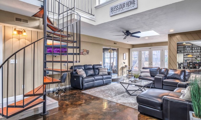 Oklahoma City Maison | Just Like Home #8-OKC; Swimming, Billiards & Spacious. Close to Lake Hefner, etc
