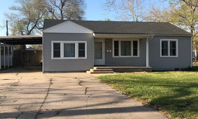 Hutchinson Maison | Just Like Home in quiet neighborhood