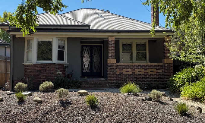 Lake Wendouree Maison | Just off the beautiful Lake Wendouree, fully fenced, dog friendly, air cond