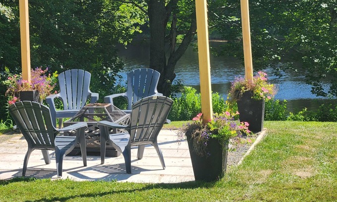 Canal Maison | just steps away from the Macquadavic River,minutes away from the bay of Fundy