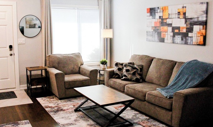 Burbank Maison | Just Updated! Charming 3-bedroom 25 Minutes from Downtown Chicago!