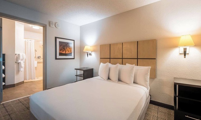 Park Central Station Balnéaire | Just What You Were Looking For! Full Kitchen, FREE Parking Onsite
