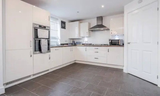 Stanford-le-Hope Maison | K Suites - Spacious 5 Bedroom with Garden and WiFi