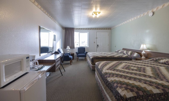 Frontier Maison | KABINO: Fossil Butte Motel #02 2QueenBeds A/C Mini Fridge Microwave Cable Wifi