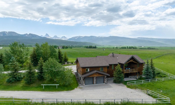 Clawson Maison | KABINO: Partial A/C Hot Tub FirePit Foosball Telescope Games WiFi Grill Mtn Views