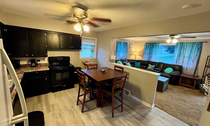 Cedar Rapids - Iowa City Maison | Kadia’s Place-The One Near 380 & Everything Else